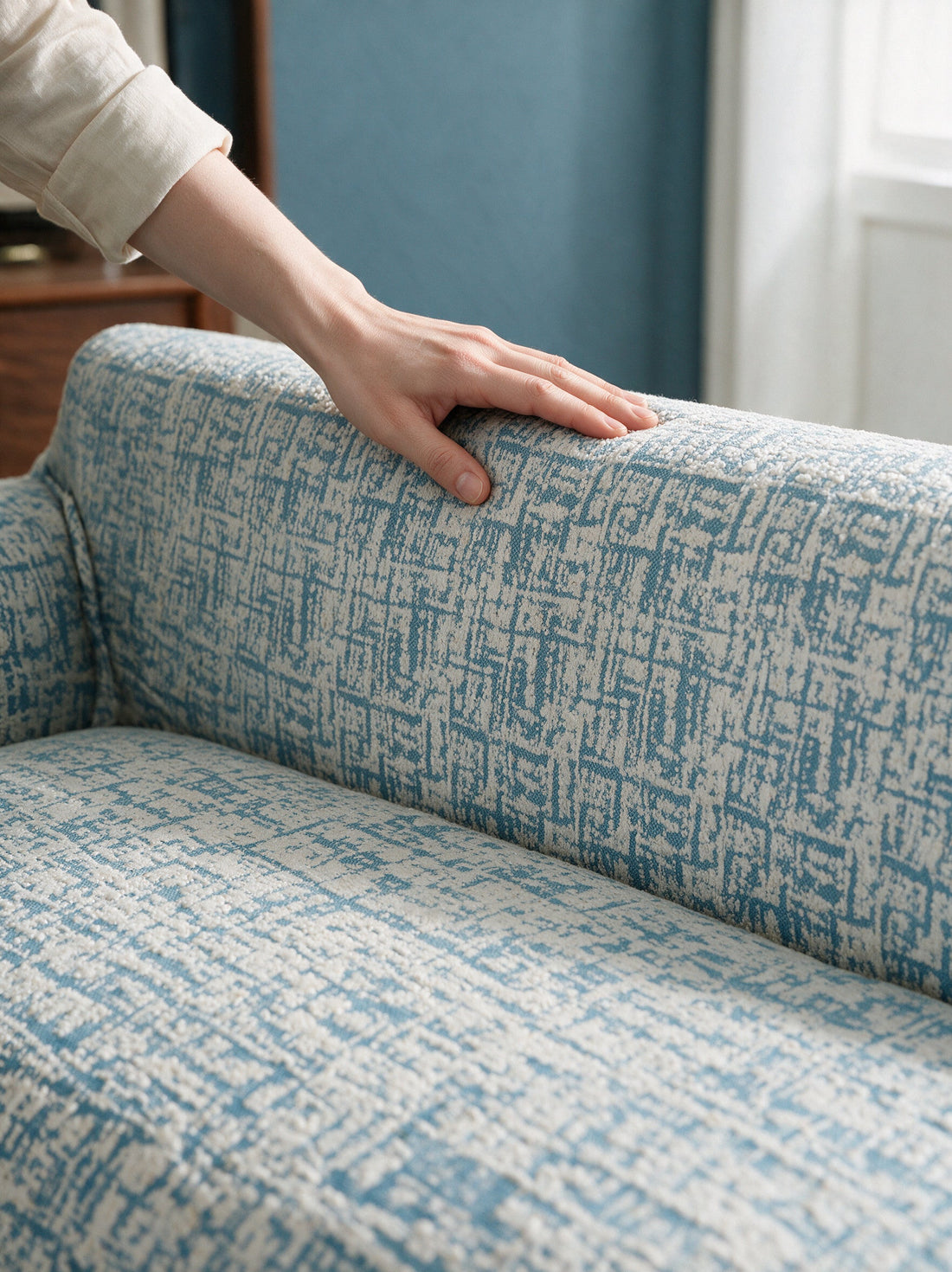 Close-up of the Gridelle - Blue cover around a sofa arm